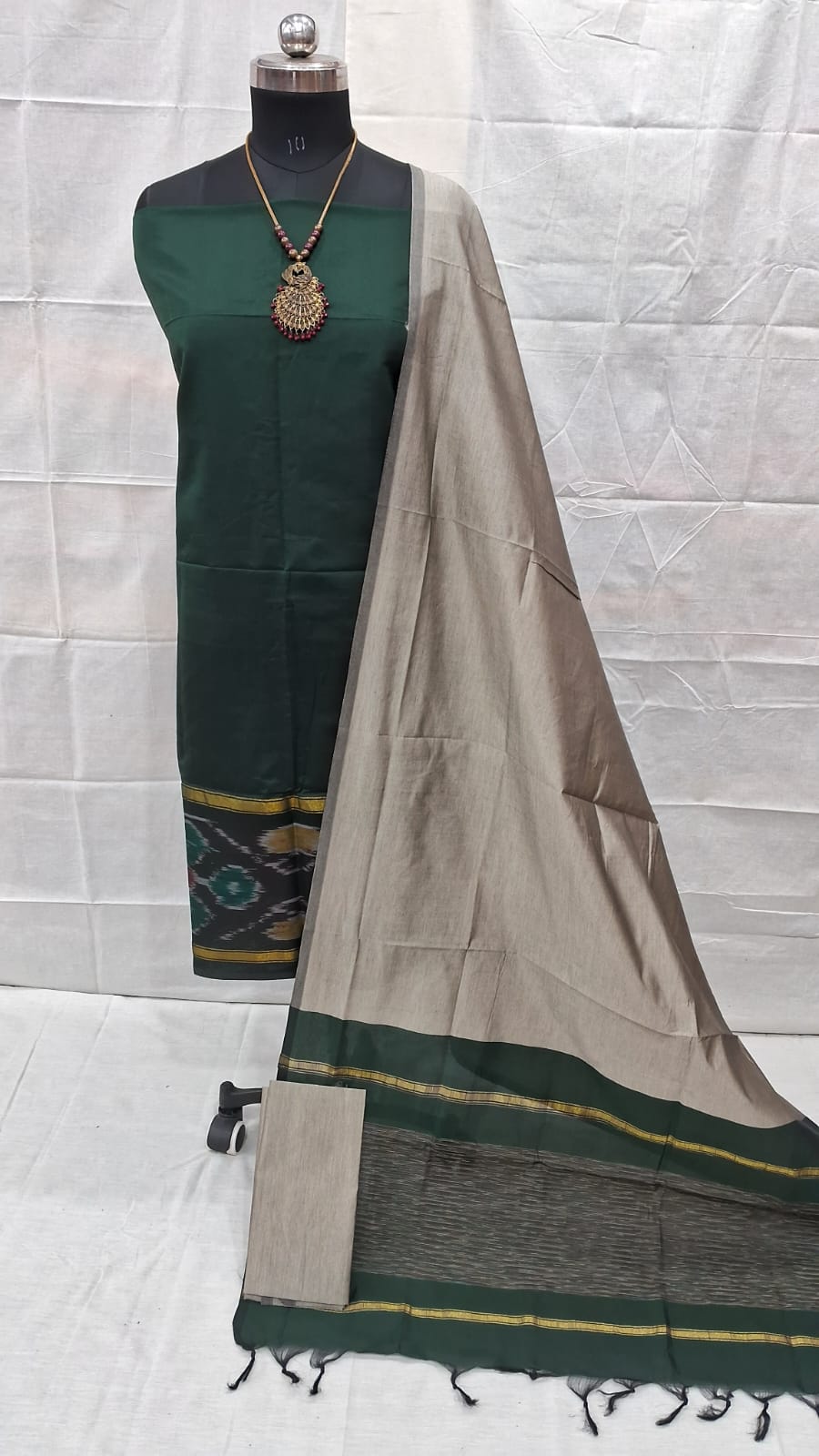 pochampally ikat magenta ikat border handloom set pochampally ikat magenta ikat border handloom set